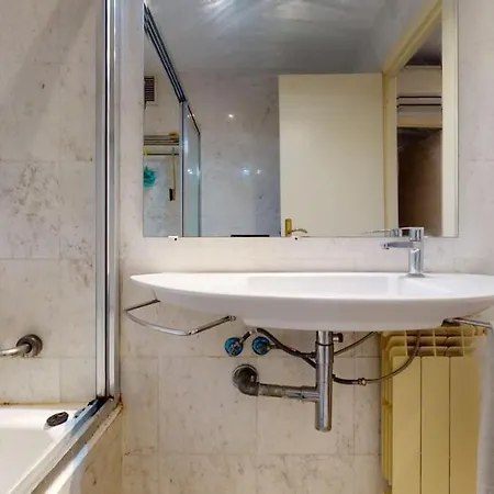 Апартаменты Modern And Bright Three-bedroom In Eixample Барселона