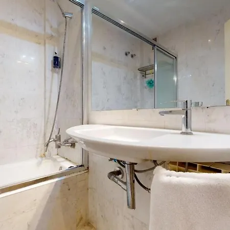 The Collection - Modern And Bright Three-bedroom In Eixample *