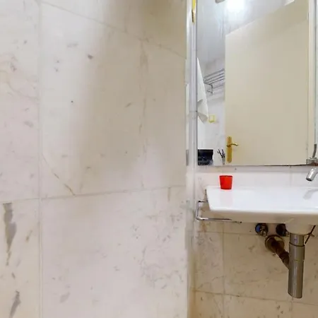 Modern And Bright Three-bedroom In Eixample Барселона