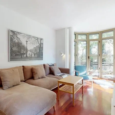 Modern And Bright Three-bedroom In Eixample Apartment Barcelona