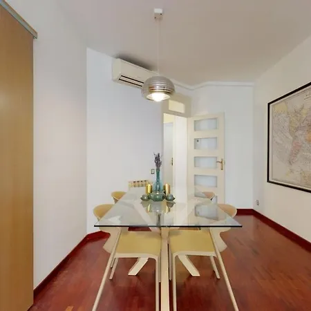 Modern And Bright Three-bedroom In Eixample Apartment *
