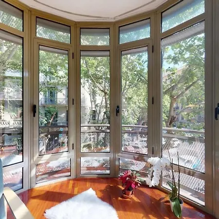 Modern And Bright Three-bedroom In Eixample Apartment