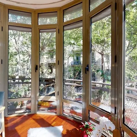 Modern And Bright Three-bedroom In Eixample