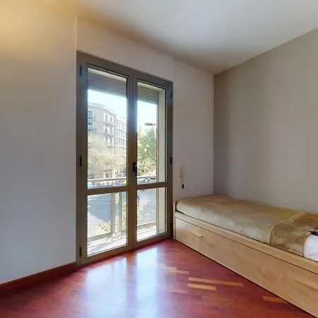 Modern And Bright Three-bedroom In Eixample Barcelona