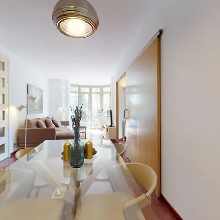 Modern And Bright Three-bedroom In Eixample Apartment