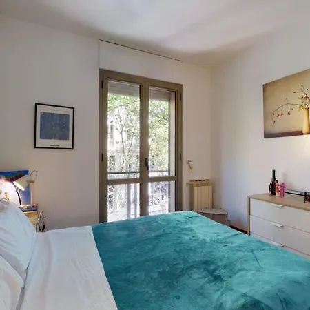 Modern And Bright Three-bedroom In Eixample Apartment *