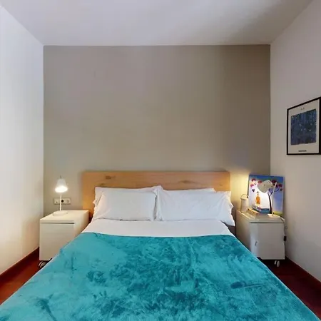 Modern And Bright Three-bedroom In Eixample Apartment