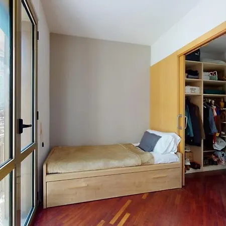 Modern And Bright Three-bedroom In Eixample Barcelona